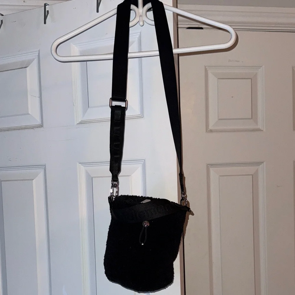Lululemon Crossbody Fleece Bucket Bag 2.5L - Picture 4 of 8